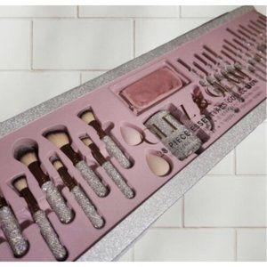 GLITZ AND GLAM 28 PIECE BRUSH SET ESSENTIALS TIKTOK VIRAL SET